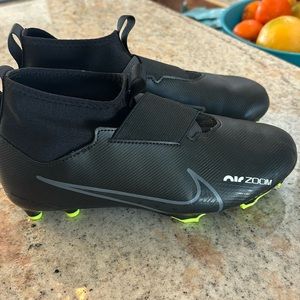 Nike kids Mercurial sitcom soccer shoes sz 5